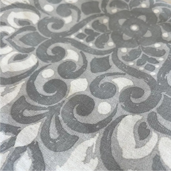 1 NEW Pottery Barn Elsin 22x22” Linen Cotton Pillow Cover Gray Floral Medallion - Picture 9 of 10